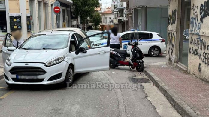 Σύγκρουση στο κέντρο της Λαμίας – Μηχανάκι διανομέα χτυπά αυτοκίνητο