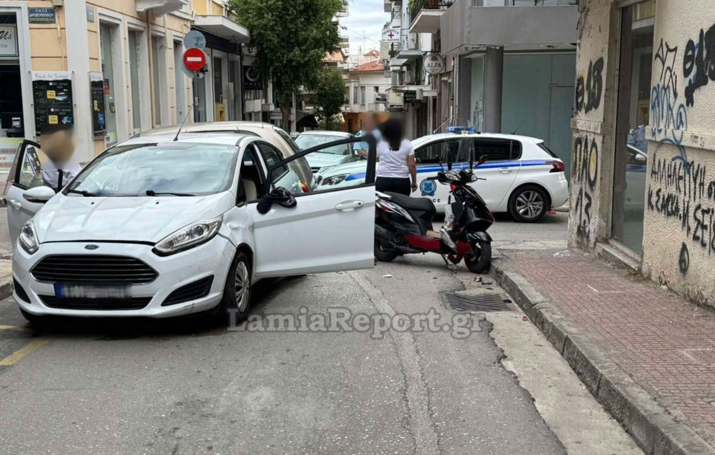 Σύγκρουση στο κέντρο της Λαμίας – Μηχανάκι διανομέα χτυπά αυτοκίνητο