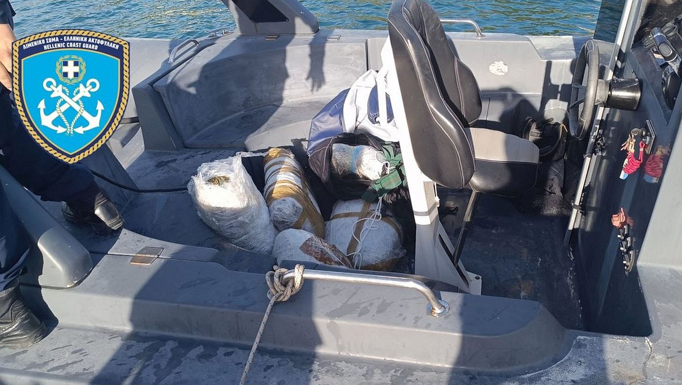Αρχές κατέσχεσαν πάνω από 135 κιλά ακατέργαστης κάνναβης από βυθισμένο πλοίο στην Ηγουμενίτσα – Συνελήφθη 50χρονος αλλοδαπός