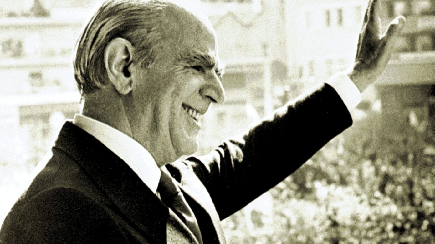 Σαν σήμερα 4 Οκτωβρίου: Η γέννηση της Νέας Δημοκρατίας και η έναρξη της Μεταπολίτευσης