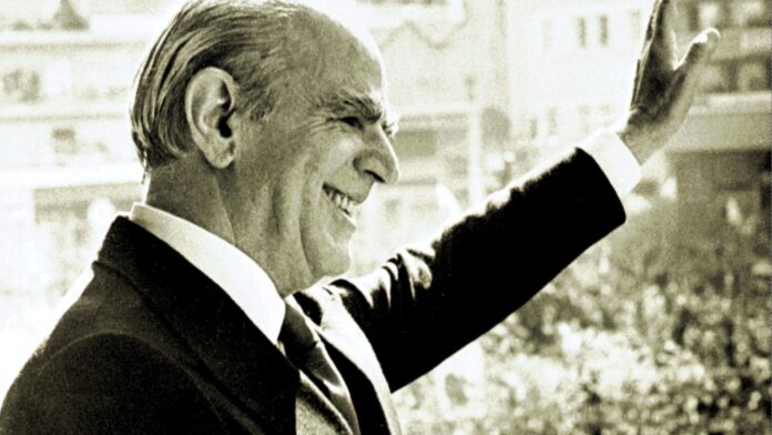 Σαν σήμερα 4 Οκτωβρίου: Η γέννηση της Νέας Δημοκρατίας και η έναρξη της Μεταπολίτευσης