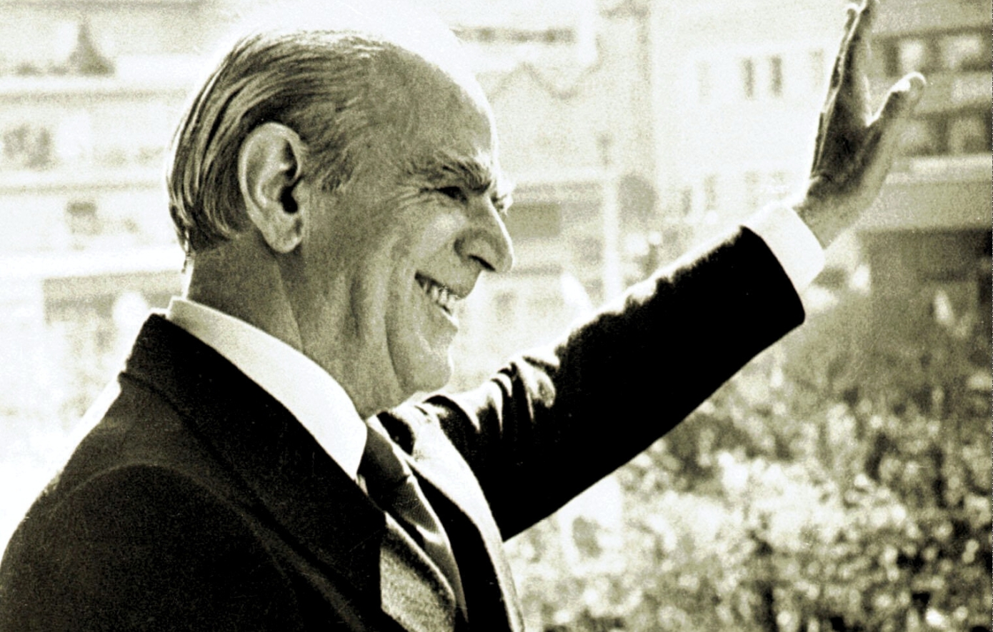 Σαν σήμερα 4 Οκτωβρίου: Η γέννηση της Νέας Δημοκρατίας και η έναρξη της Μεταπολίτευσης