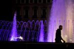Πόσο ασφαλείς νιώθουν οι Ευρωπαίοι όταν περπατούν μόνοι τη νύχτα; – Το μεγάλο χάσμα ανδρών και γυναικών στην Ελλάδα