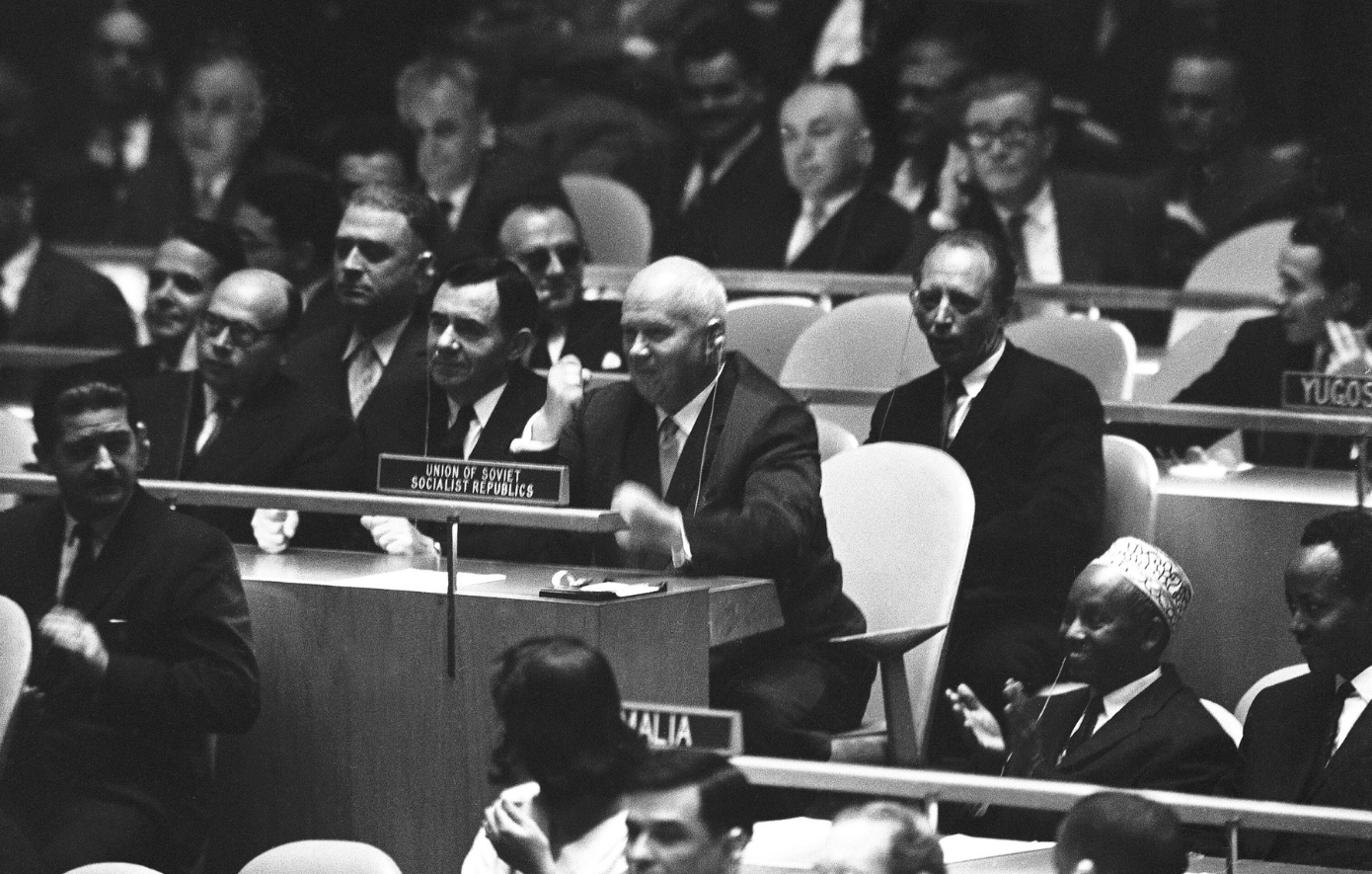 Σαν σήμερα 12 Οκτωβρίου: Ο Νικίτα Χρουστσόφ χτυπά το παπούτσι του στο έδρανο του ΟΗΕ