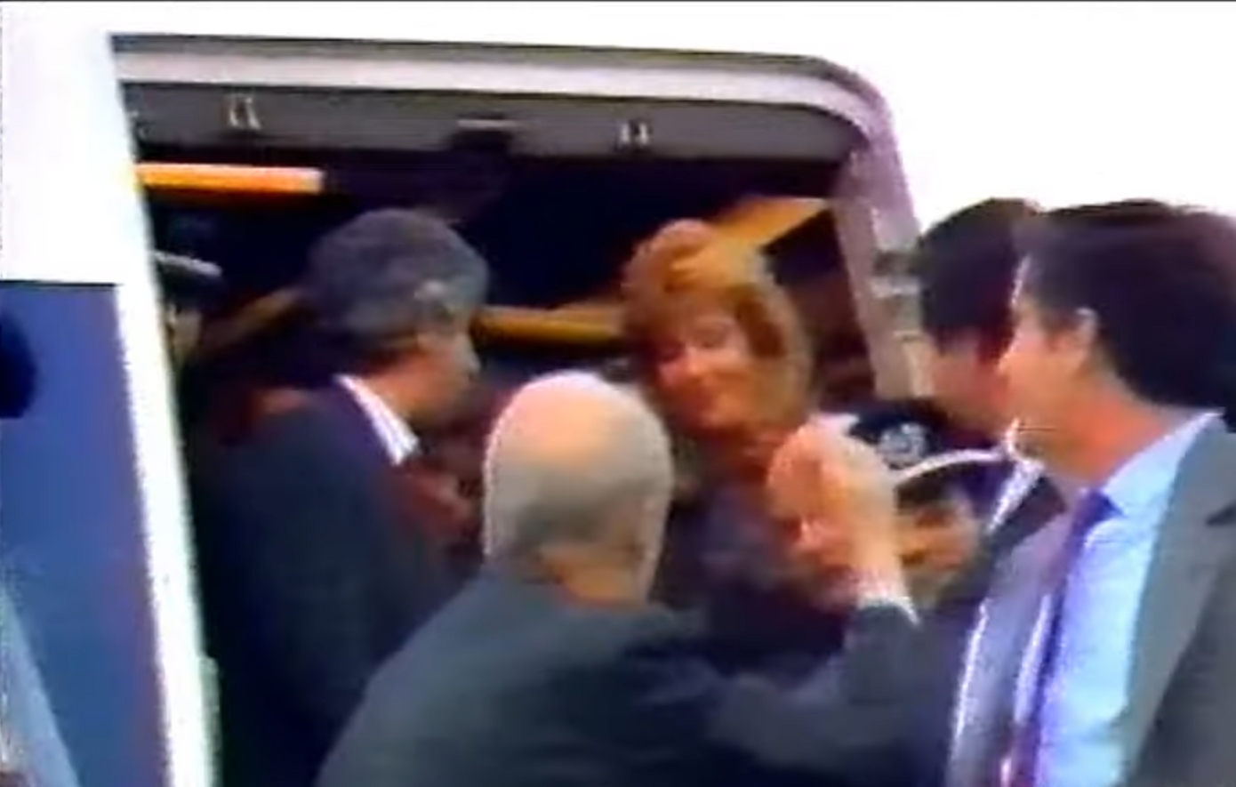 Σαν σήμερα 22 Οκτωβρίου: Το νεύμα που άλλαξε την ιστορία – Η αποκάλυψη της σχέσης του Ανδρέα Παπανδρέου με τη Δήμητρα Λιάνη