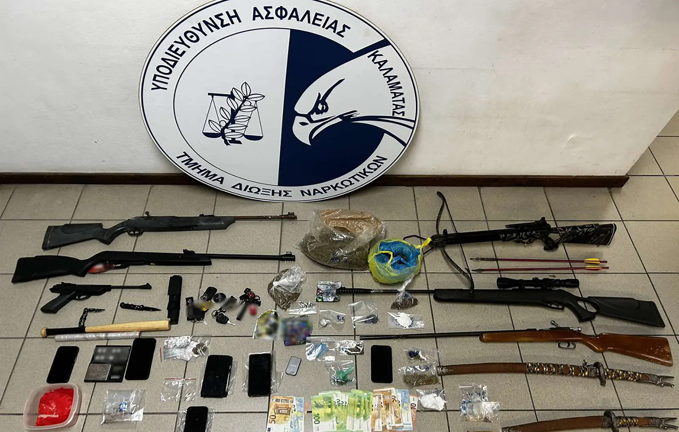 Σύλληψη εγκληματικής συμμορίας στον Δήμο Πύλου – Ανακαλύφθηκαν όπλα, βαλλίστρες και σπαθιά