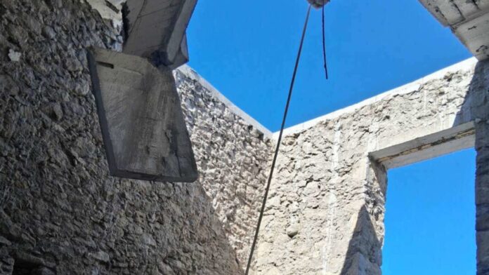 Δραματικό περιστατικό στον Μυλοπόταμο: 63χρονος χάνει τη ζωή του σε πτώση – Κατέρρευσε η οροφή κάτω από τα πόδια του