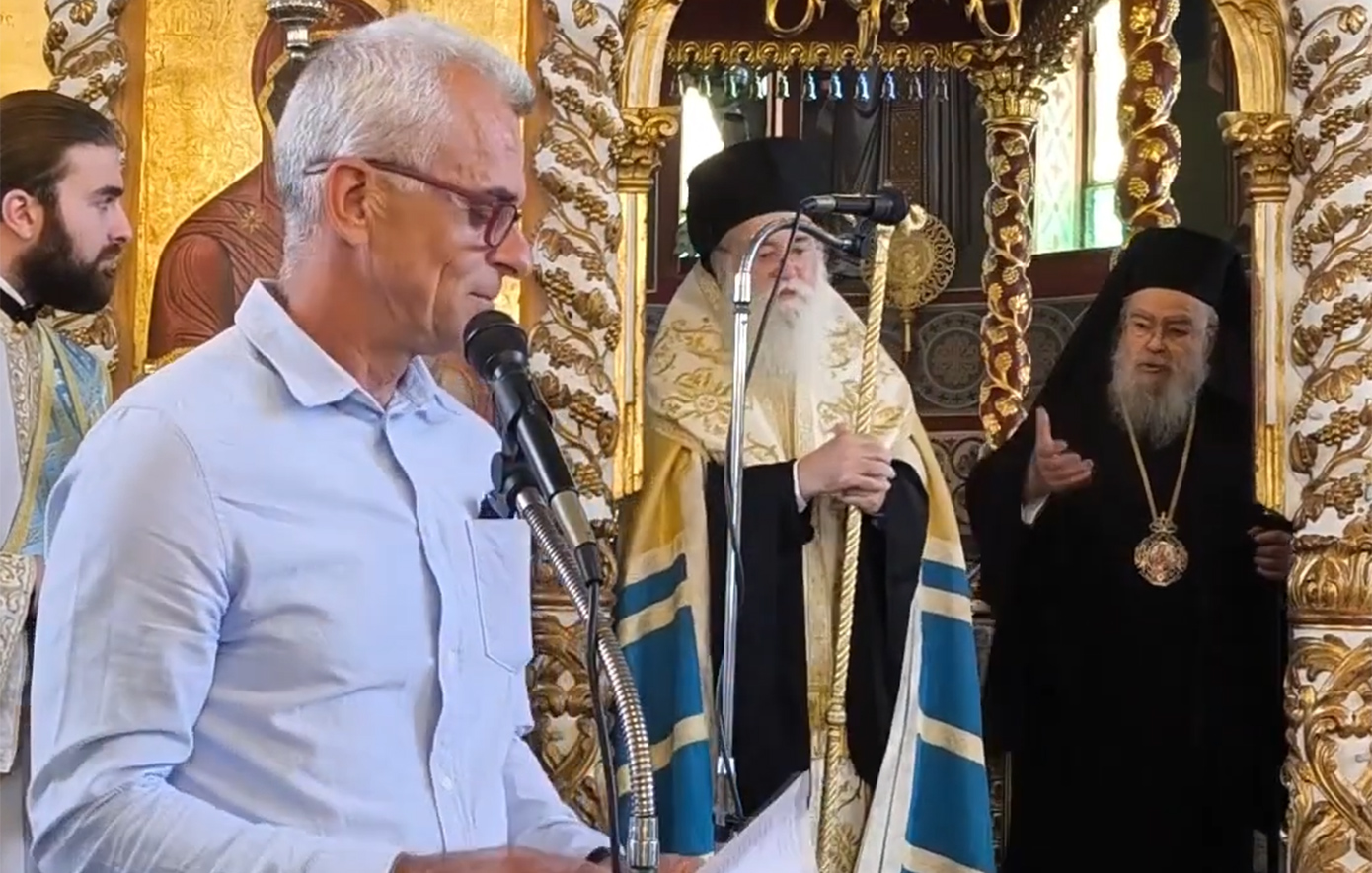 Μητροπολίτης κατέκρινε διευθυντή σχολείου για την εμφάνισή του: «Με τα πουκάμισα έξω εμφανίστηκες να μιλήσεις τέτοια ημέρα στην εκκλησία»