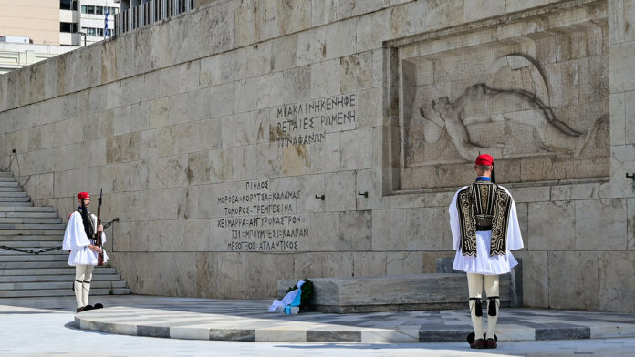 ΠΑΣΟΚ και ΣΥΡΙΖΑ καταθέτουν αίτηση αντισυνταγματικότητας για την τροπολογία σχετικά με τον Άγνωστο Στρατιώτη
