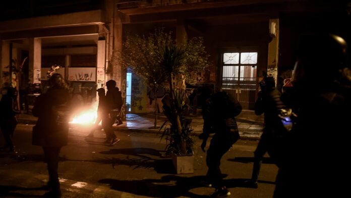 Σύγκρουση στο κέντρο της Αθήνας: Κουκουλοφόροι εκτόξευσαν μολότοφ και πέτρες σε διμοιρία ΜΑΤ – 13 συλλήψεις
