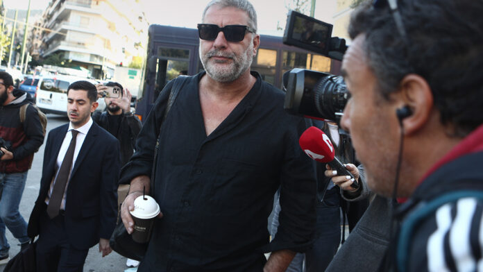 Στην Ευελπίδων ο Βασίλης Μπισμπίκης για το ατύχημα στη Φιλοθέη – Απέφυγε τις δηλώσεις στις κάμερες