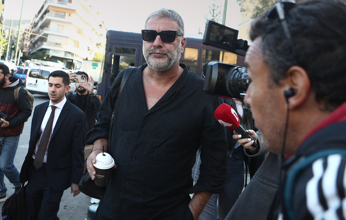 Στην Ευελπίδων ο Βασίλης Μπισμπίκης για το ατύχημα στη Φιλοθέη – Απέφυγε τις δηλώσεις στις κάμερες