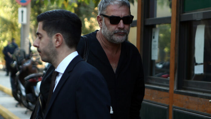 Βασίλης Μπισμπίκης: Η συζήτηση με τους καταγγέλλοντες έξω από τα δικαστήρια