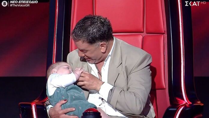 The Voice: Το μωρό έφερε αναστάτωση στους coaches: Ο Γιώργος Μαζωνάκης σε ρόλο… babysitter