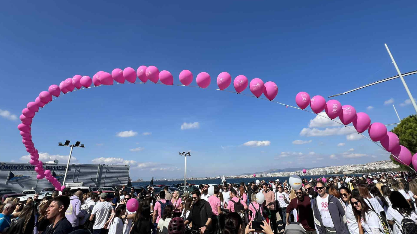 Θεσσαλονίκη – «Κύμα» ροζ αισιοδοξίας: Χιλιάδες πολίτες ένωσαν τις φωνές τους κατά του καρκίνου του μαστού