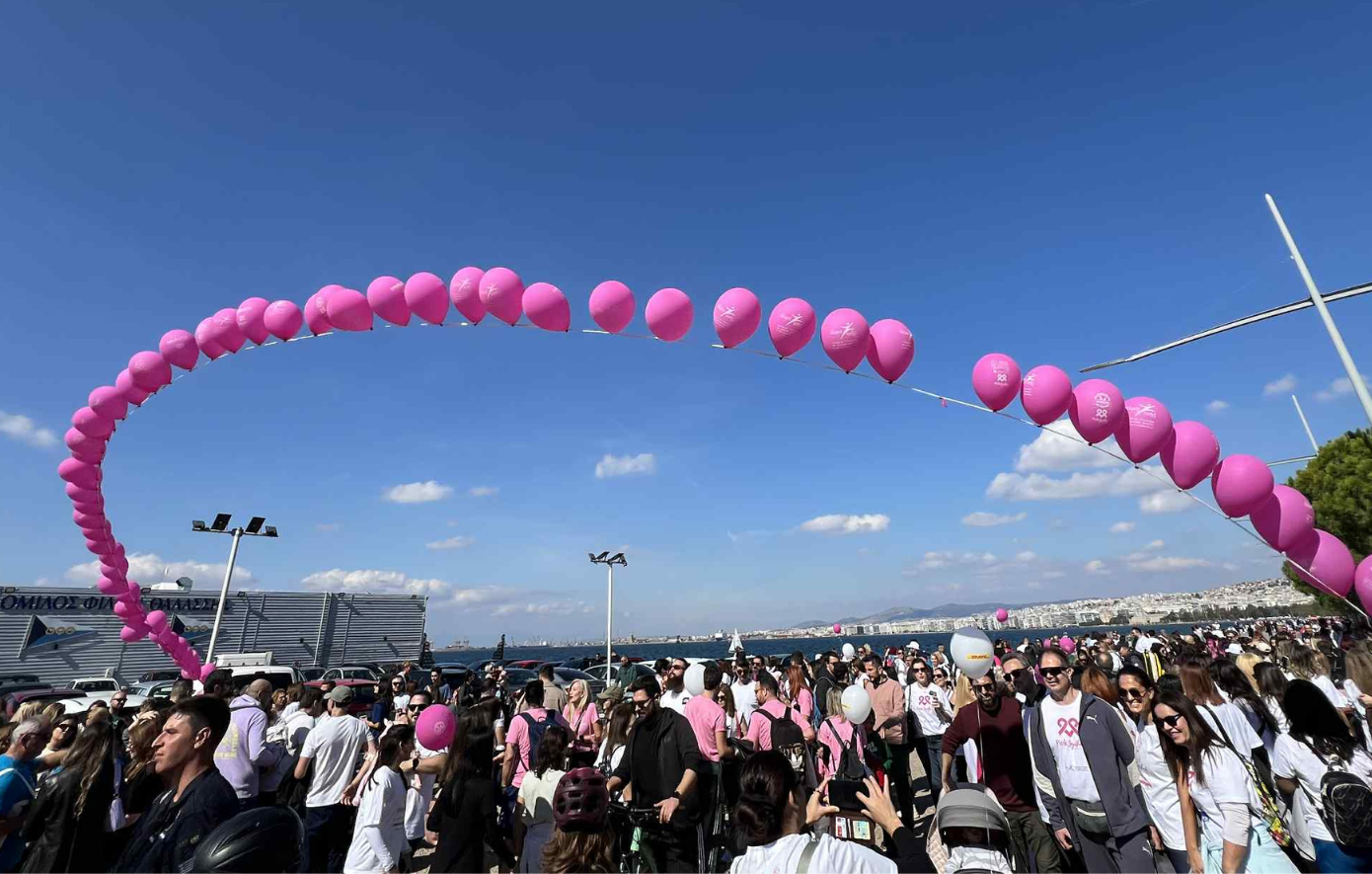 Θεσσαλονίκη – «Κύμα» ροζ αισιοδοξίας: Χιλιάδες πολίτες ένωσαν τις φωνές τους κατά του καρκίνου του μαστού