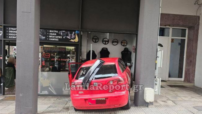Λαμία: Όχημα «εισέβαλε» σε μαγαζί στο κέντρο της πόλης