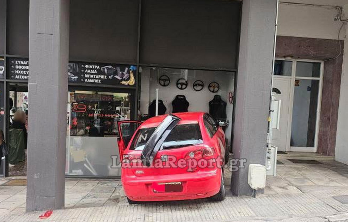 Λαμία: Όχημα «εισέβαλε» σε μαγαζί στο κέντρο της πόλης