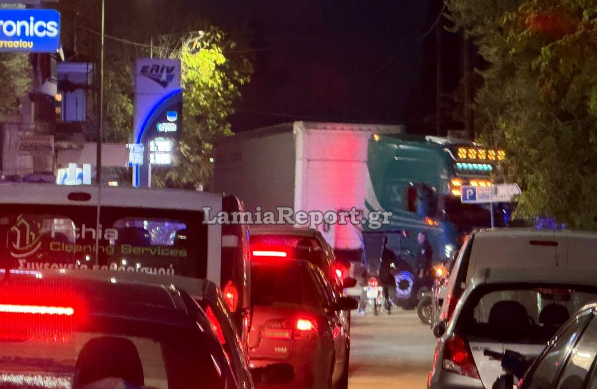 Φορτηγό προκάλεσε διακοπή ρεύματος στο κέντρο της Λαμίας – Απαραίτητη η παρέμβαση της αστυνομίας