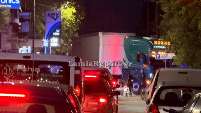 Φορτηγό προκάλεσε διακοπή ρεύματος στο κέντρο της Λαμίας – Απαραίτητη η παρέμβαση της αστυνομίας