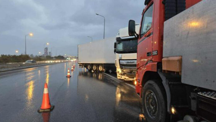 Νταλίκα ανατράπηκε στο Δερβένι – Κλειστή η δεξιά λωρίδα κυκλοφορίας