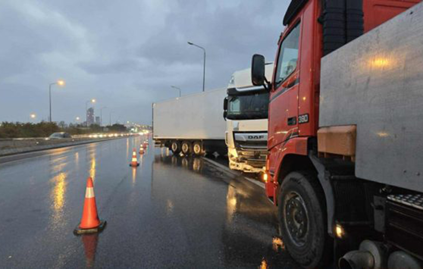 Νταλίκα ανατράπηκε στο Δερβένι – Κλειστή η δεξιά λωρίδα κυκλοφορίας