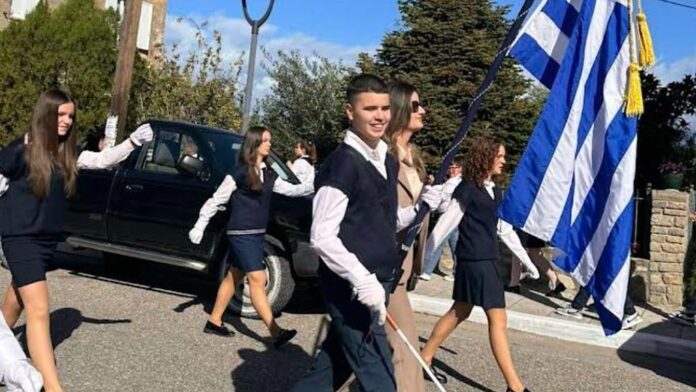 28η Οκτωβρίου: Υπερηφάνεια και συγκίνηση για τον τυφλό σημαιοφόρο στη σχολική παρέλαση στο Αγρίνιο