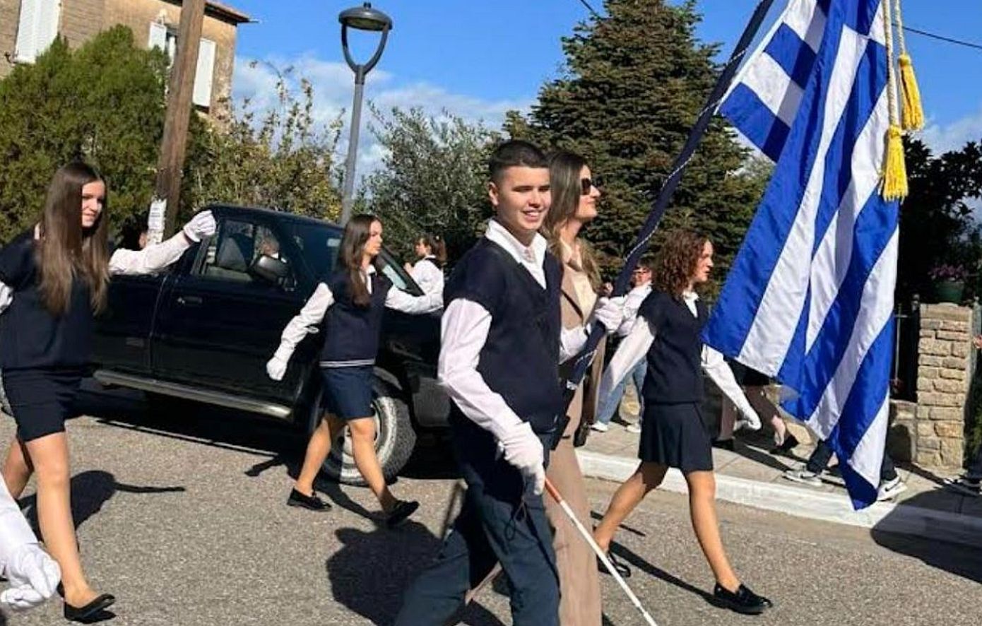 28η Οκτωβρίου: Υπερηφάνεια και συγκίνηση για τον τυφλό σημαιοφόρο στη σχολική παρέλαση στο Αγρίνιο