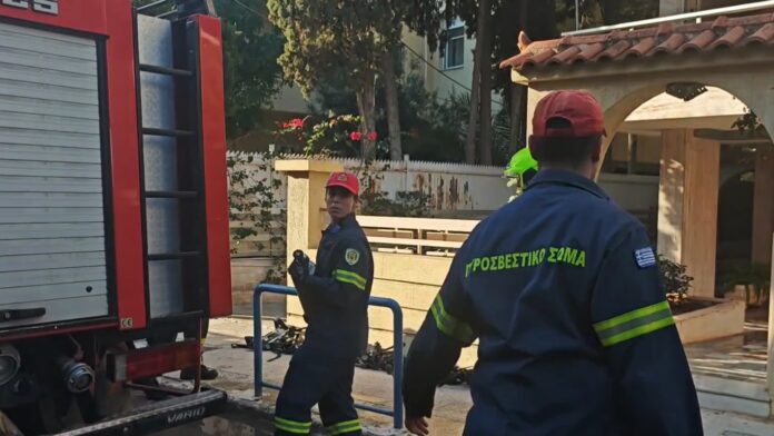 Ηρωική δράση πυροσβεστών στο Παλαιό Φάληρο: «Διέσωσαν δύο ηλικιωμένους από τις φλόγες, έφτασαν σε τρία λεπτά»
