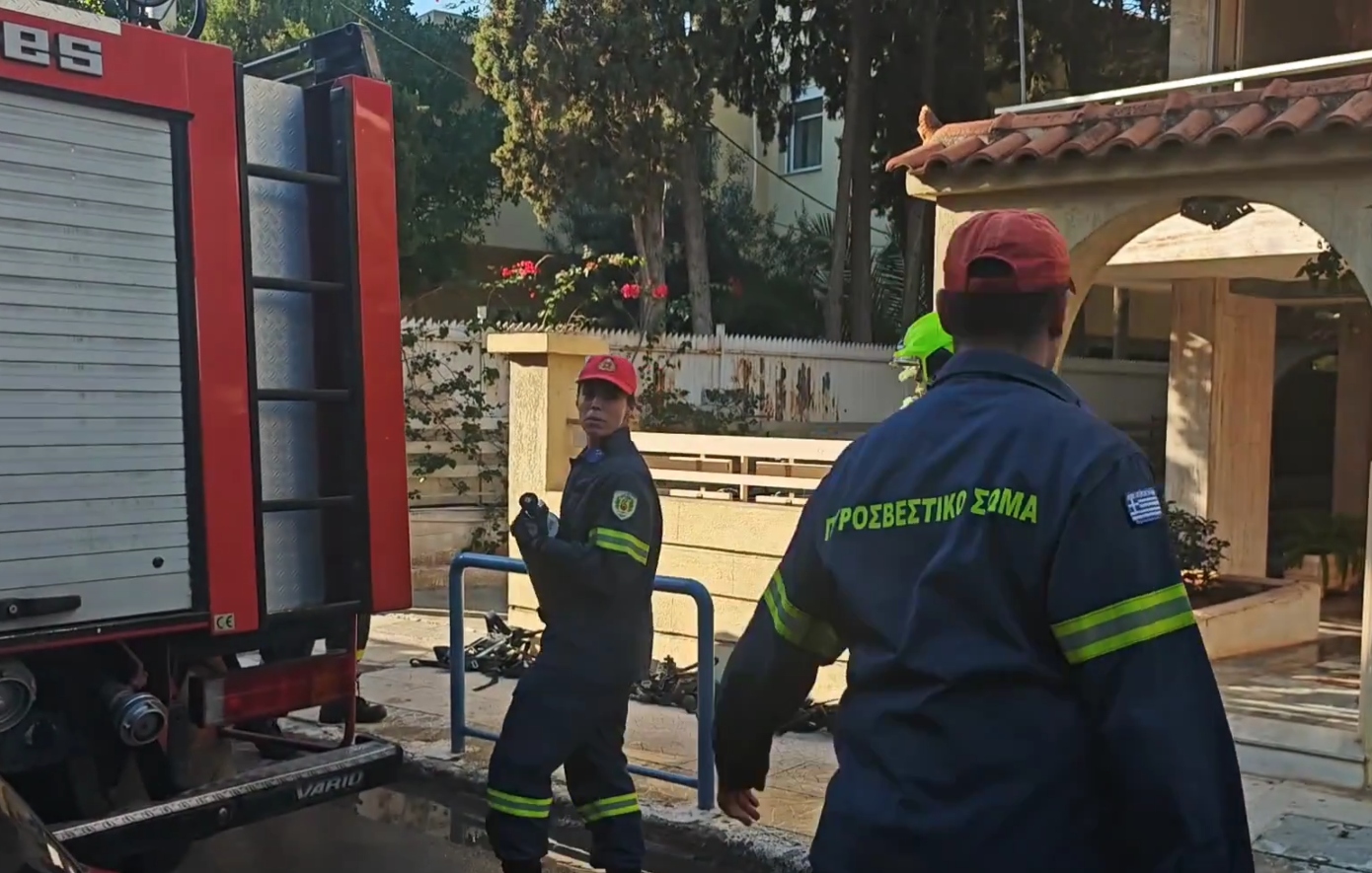 Ηρωική δράση πυροσβεστών στο Παλαιό Φάληρο: «Διέσωσαν δύο ηλικιωμένους από τις φλόγες, έφτασαν σε τρία λεπτά»