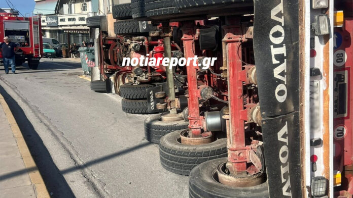Σοβαρό τροχαίο στη Βάρη – Ανετράπη νταλίκα και έπεσε πάνω σε σταθμευμένο όχημα