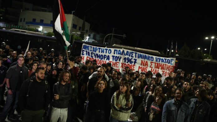 Διαμαρτυρία στήριξης για τον παλαιστινιακό λαό έξω από την ισραηλινή πρεσβεία