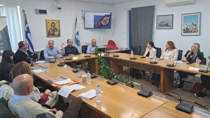 Πάρος: Καταρρακτώδης βροχή δυσκολεύει τη ζωή ταξιδιωτών που επιβιβάζονται σε πλοίο της γραμμής