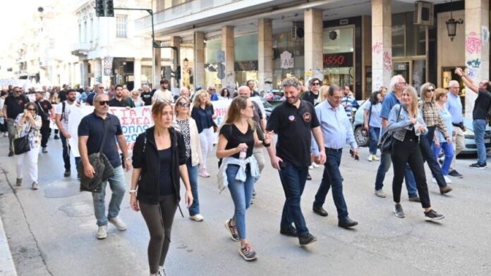 Η δημοτική αρχή Πάτρας στη διαμαρτυρία για απόσυρση του εργασιακού νομοσχεδίου