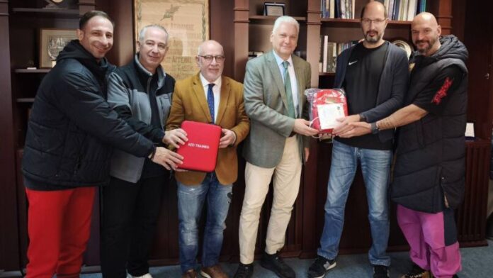 Περιφέρεια Αττικής παραδίδει απινιδωτές στον Σύλλογο Γυμναστών Αχαΐας από την Π.Δ.Ε.