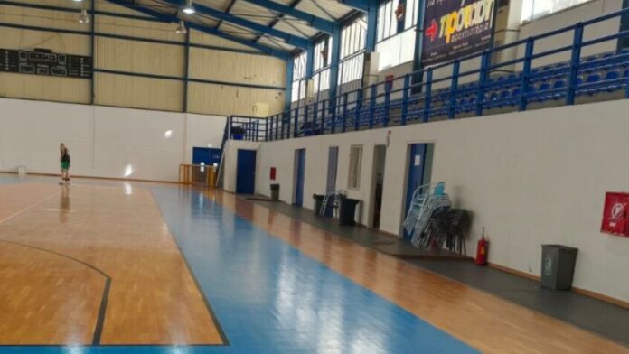 Εργασίες ελαιοχρωματισμού στο Κλειστό Γυμναστήριο Πεύκης