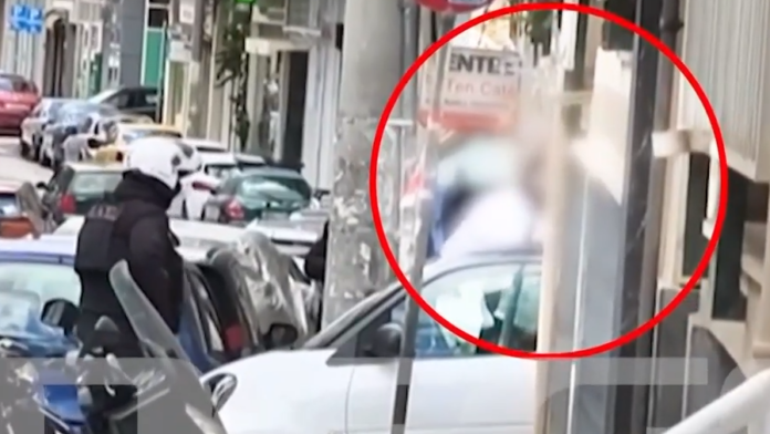 Η στιγμή της σύλληψης του 43χρονου που επιτέθηκε με πιρούνι στην έγκυο γυναίκα του – Κατανάλωνε αλκοόλ και κάπνιζε για ώρες