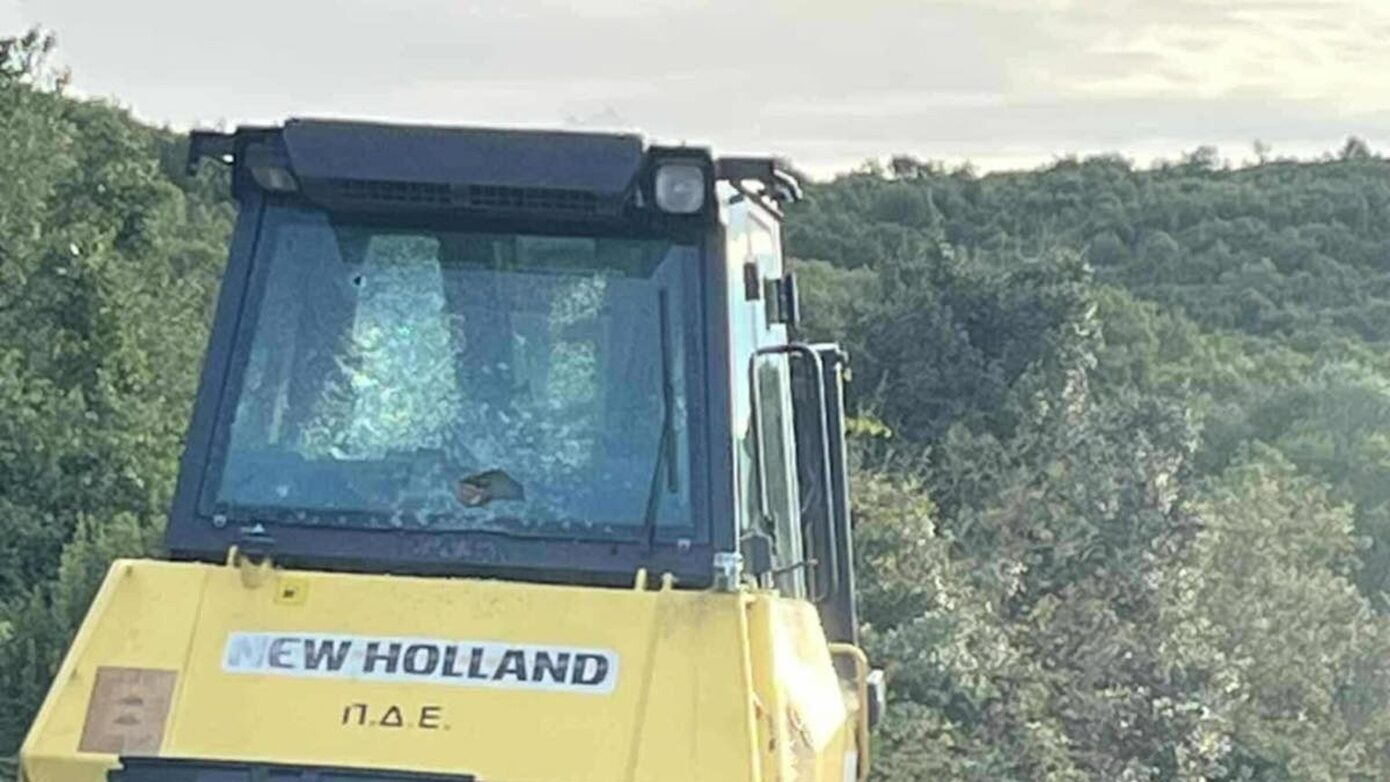 Μπουλντόζα της Περιφέρειας πυροβολήθηκε στον Πεντάλοφο Μεσολογγίου – Προκλήθηκαν φθορές
