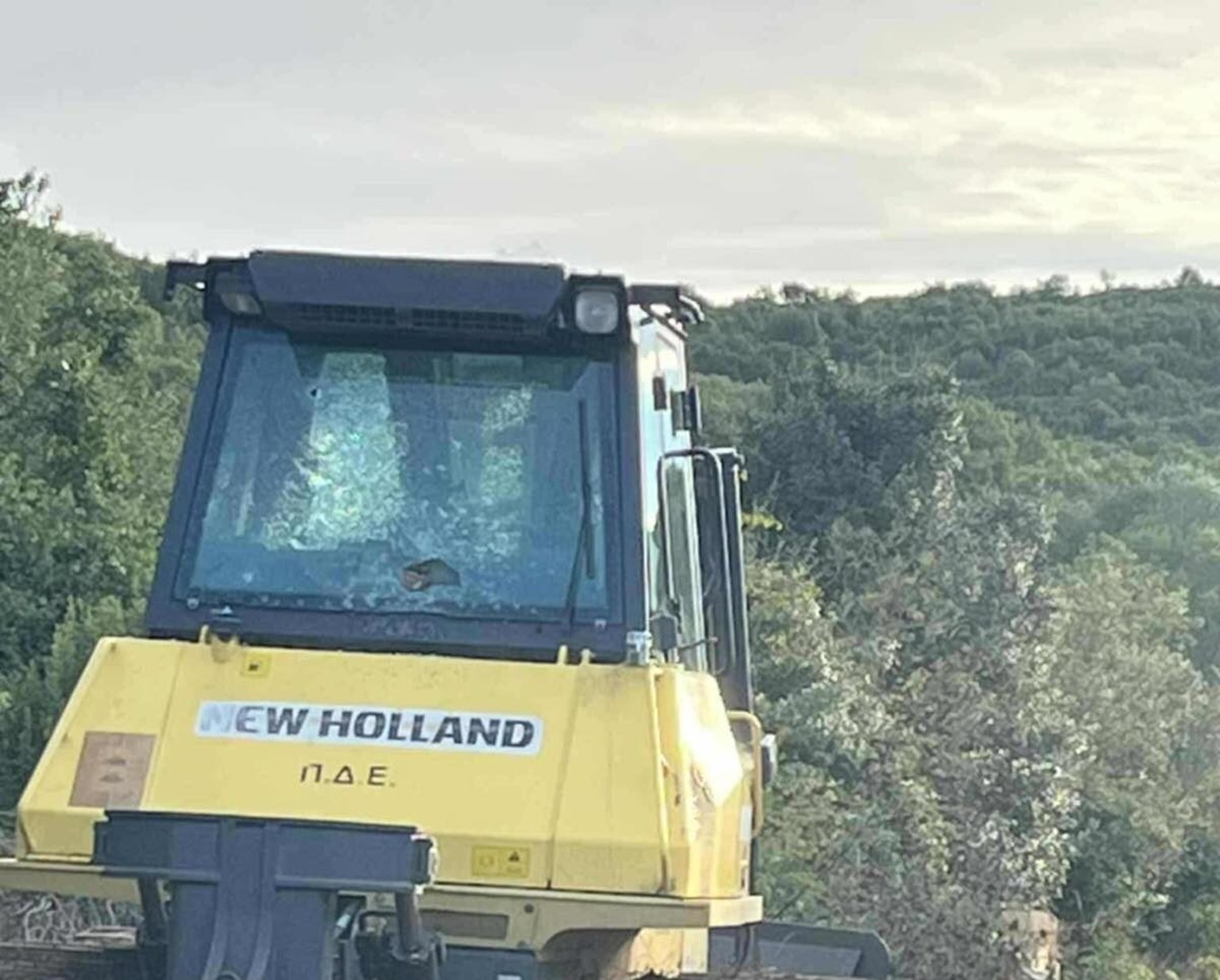 Μπουλντόζα της Περιφέρειας πυροβολήθηκε στον Πεντάλοφο Μεσολογγίου – Προκλήθηκαν φθορές