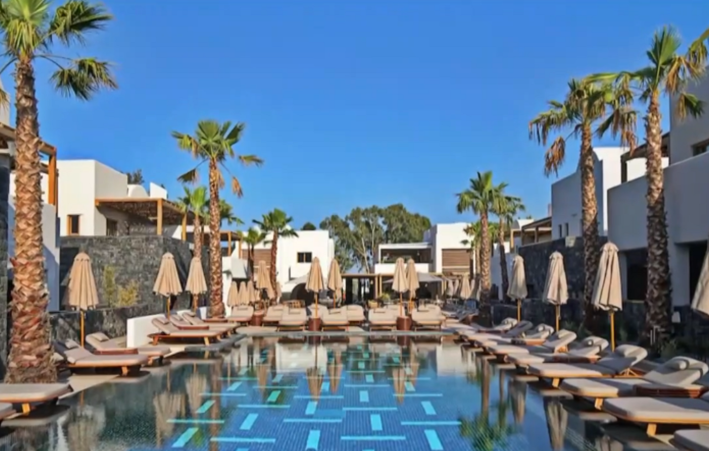 Πώς πνίγηκε το 6χρονο αγοράκι στη Σαντορίνη: Σε άλλη πισίνα κολυμπούσε ο πατέρας του – Γιατί δεν υπήρχε ναυαγοσώστης