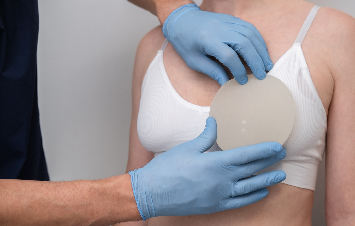 «Το στήθος μου καιγόταν»: Ο εφιάλτης δύο γυναικών μετά από επίσκεψη σε πλαστικό χειρουργό – Σοκαριστικές φωτογραφίες