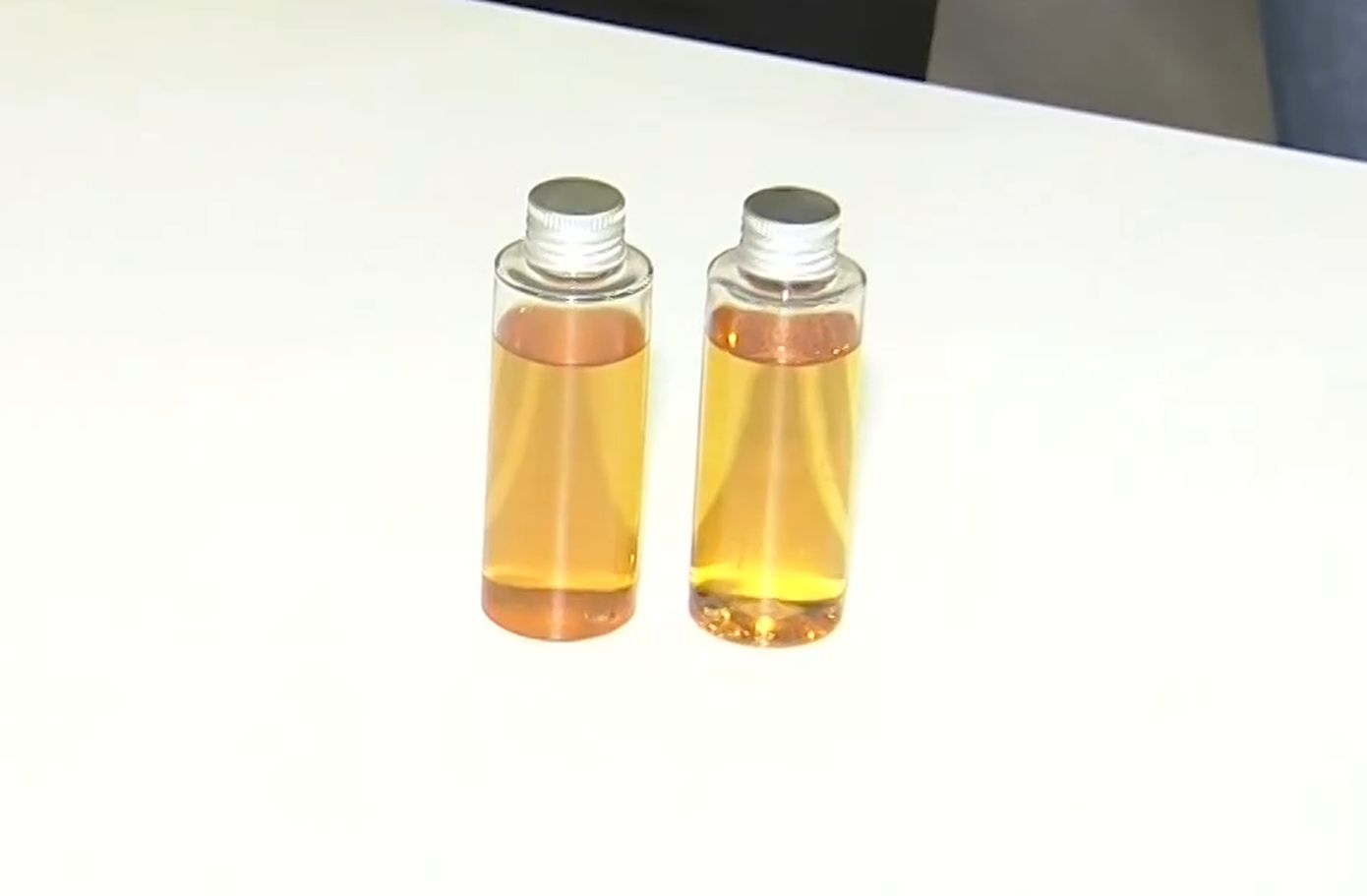 Πώς να εντοπίσετε ένα ποτό «μπόμπα» – Η αντιπαράθεση με δύο μπουκαλάκια αυθεντικού και νοθευμένου