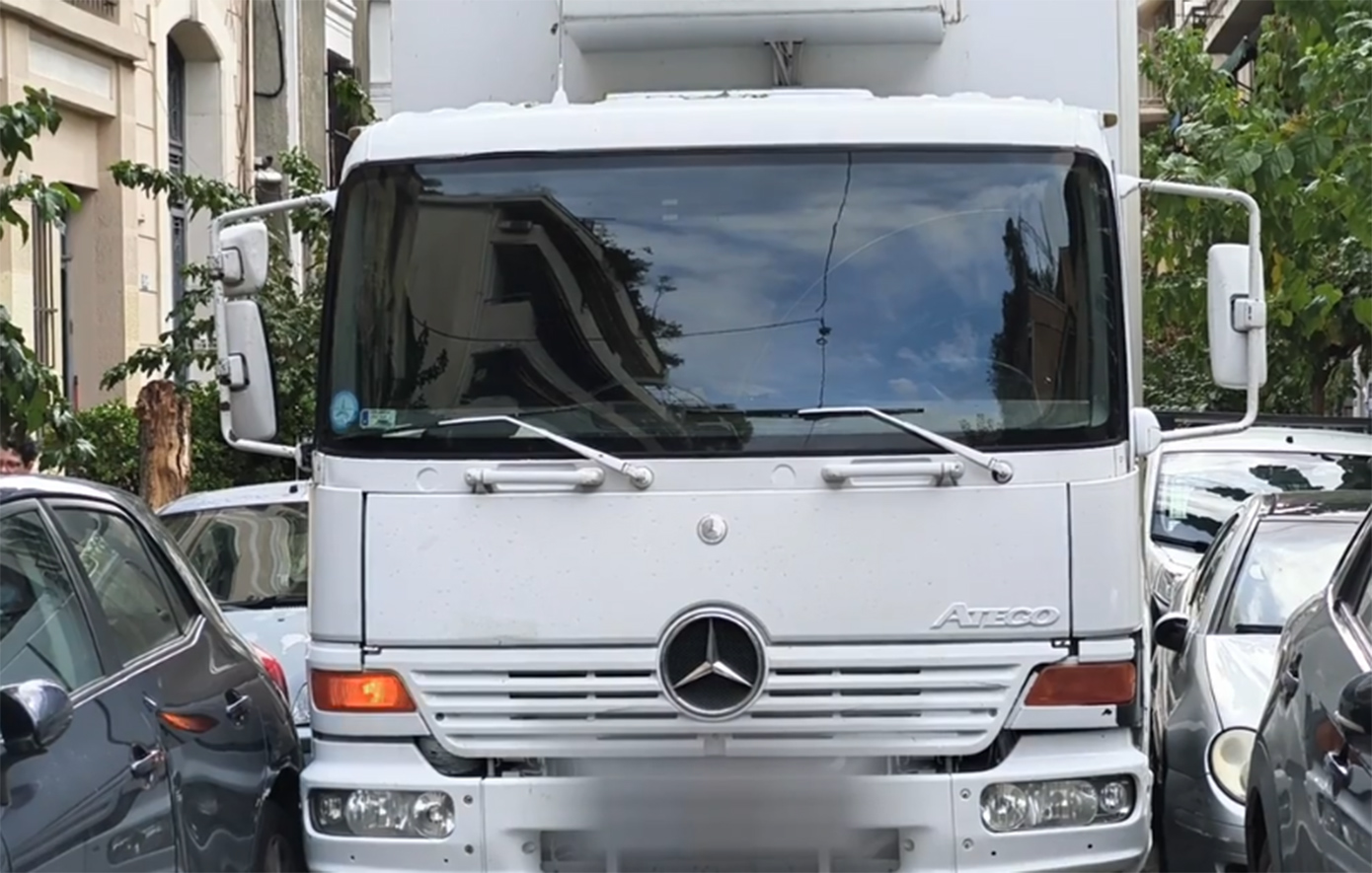 Χάος στα Εξάρχεια: Φορτηγό φράκαρε στην Καλλιδρομίου και προκάλεσε φθορές σε εννέα οχήματα