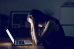 Γνωστός παρουσιαστής καταδικάστηκε για εκδικητική πορνογραφία – Υποχρεώθηκε σε αποζημίωση 10.000 ευρώ