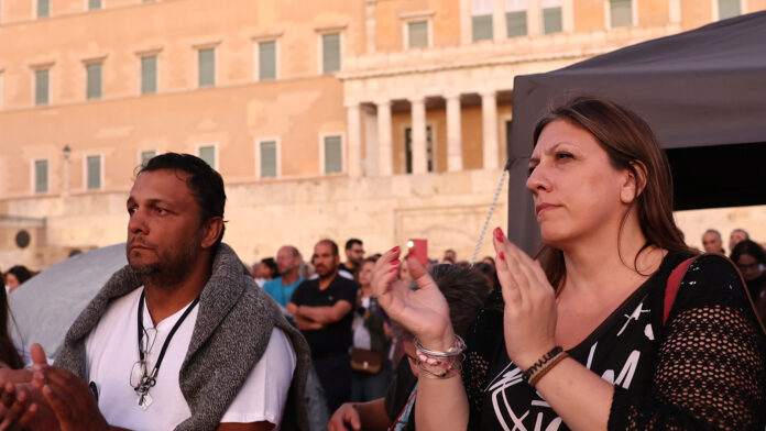 Αναρτήθηκε στο γραφείο της Ζωής Κωνσταντοπούλου η ειδοποίηση εκταφής του γιου του Πάνου Ρούτσι