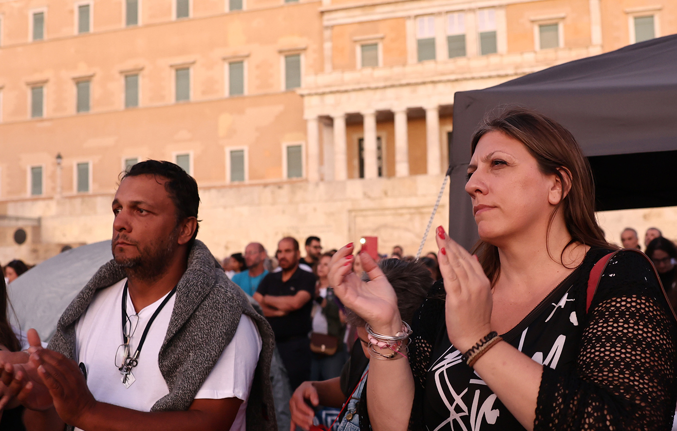 Αναρτήθηκε στο γραφείο της Ζωής Κωνσταντοπούλου η ειδοποίηση εκταφής του γιου του Πάνου Ρούτσι