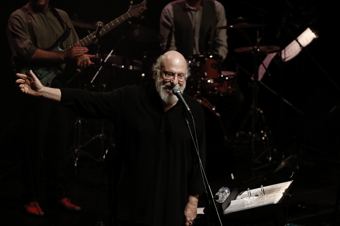 «Αντίο Νιόνιο» – Καλλιτέχνες αποχαιρετούν τον σπουδαίο Έλληνα δημιουργό με συγκίνηση