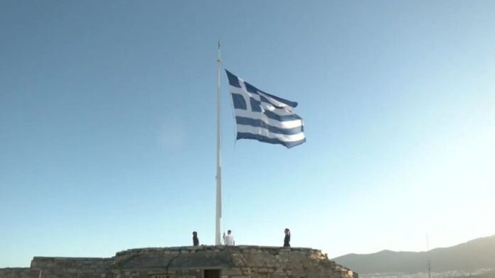 Σημαιοστολισμός στην Ακρόπολη για την 28η Οκτωβρίου – Κανονιοβολισμοί από τον Λυκαβηττό