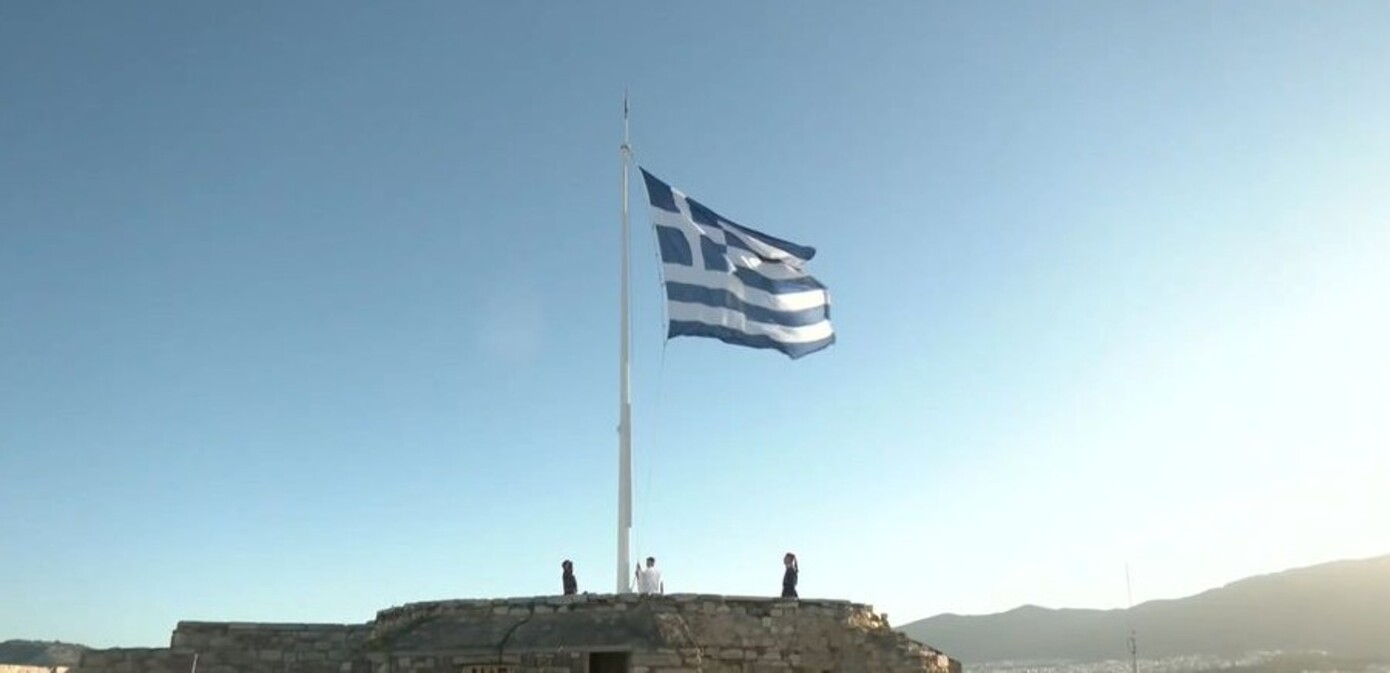 Σημαιοστολισμός στην Ακρόπολη για την 28η Οκτωβρίου – Κανονιοβολισμοί από τον Λυκαβηττό