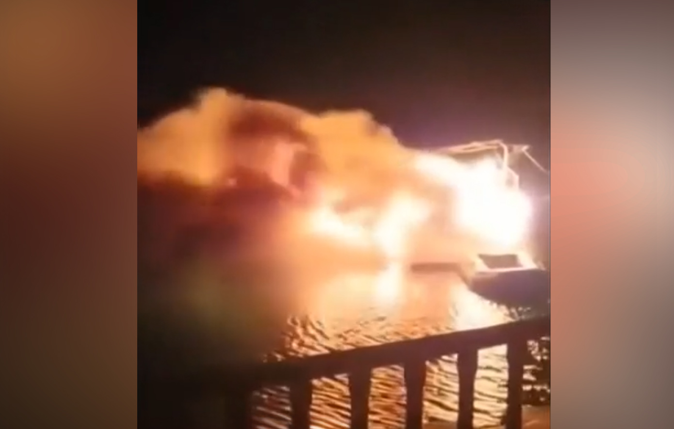 Φλεγόμενο ιστιοπλοϊκό στην Αλόννησο που ενοικίασαν τουρίστες – Καταστράφηκε και βυθίστηκε